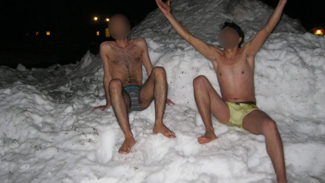 Två syriska flyktingar protesterar nakna i snön. Foto: Jens Ganman