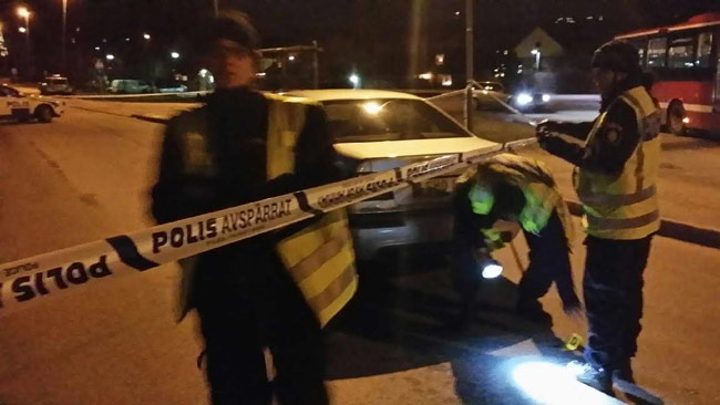 Polisen undersöker platsen i Tullinge. Foto: Thomas Gjutarenäfve