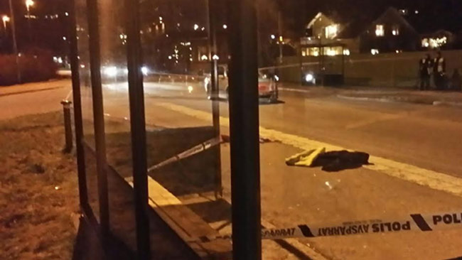 Här ligger den knivskurnes jacka på marken enligt poliser på plats. Foto: Thomas Gjutarenäfve