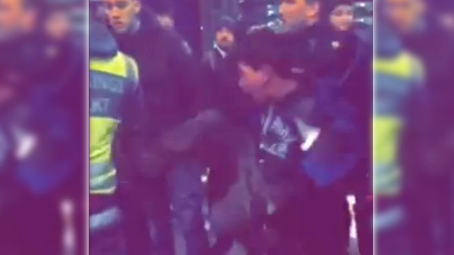 Här ser vi nioåringen sparka en väktare i ryggen. Foto: Faksimil ur video från Facebook