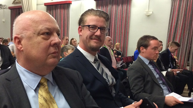 Jonas Åkerlund, Linus Bylund och Kent Ekeroth på plats i Alvik. Foto: Sven Pernils