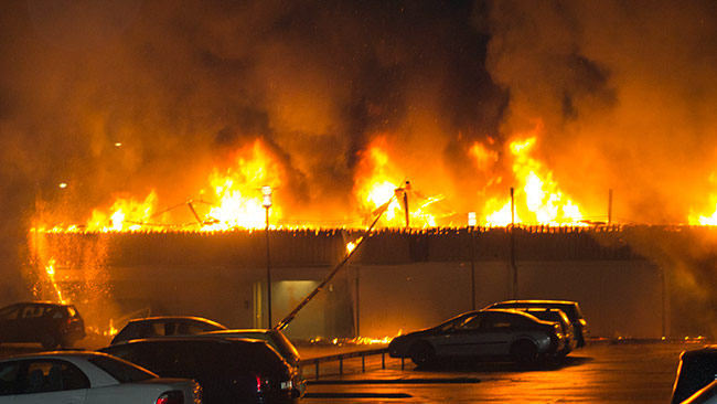 Nedanför ser vi fler bilar i farozonen. Foto: Chang Frick / Nyheter Idag