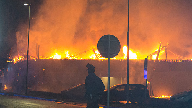 Polisen hade andningsmasker på sig när de bevakade området. Foto: Chang Frick / Nyheter Idag