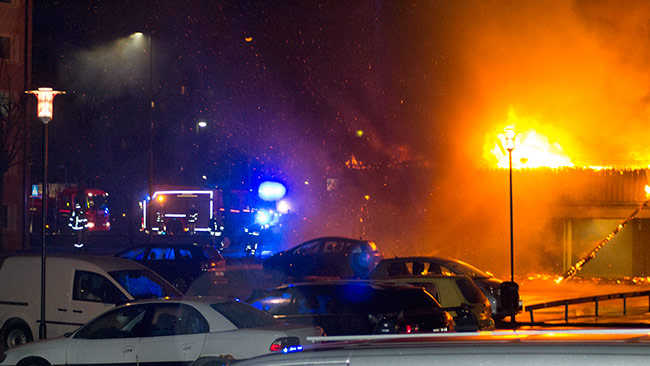 I bakgrunden ser vi räddningstjänsten. Foto: Chang Frick / Nyheter Idag
