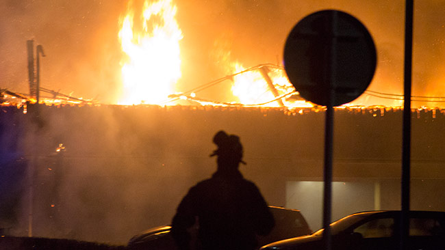 Flera poliser stod bevakade området inatt. Foto: Chang Frick / Nyheter Idag