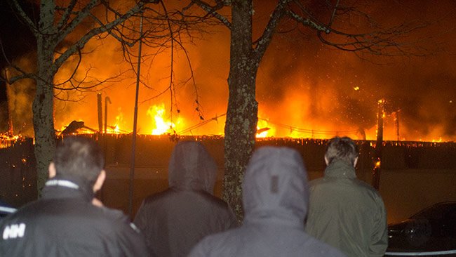Många människors samlades utanför avspärrningarna. Foto: Chang Frick / Nyheter Idag
