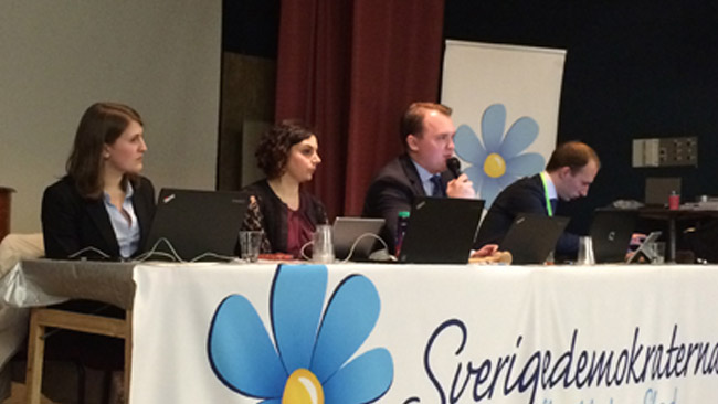 Här sitter presidiet på SD Stockholms årsmöte i Alvik. Foto: Sven Pernils