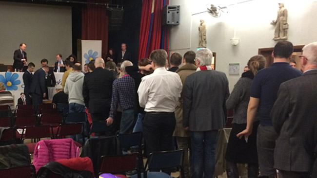 Här står mötesdeltagarna för att rösta i den slutna omröstningen om antalet ledamöter. Foto: Sven Pernils