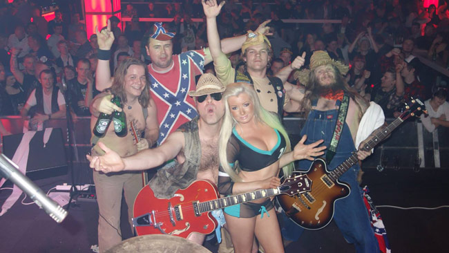 Här ser vi hela Rövballebandet samlade på scenen. Foto: Rövballebandets Facebooksida