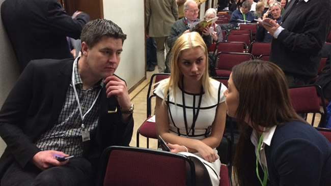 Oscar Sjöstedt diskuterar med andra mötesdeltagare i väntan på resultatet av omröstningen. Foto: Sven Pernils