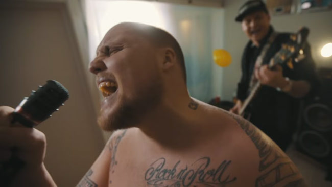 Här ser vi svärmorsdrömmen "Staysman" sjunga i musikvideon. Foto: Faksimil Youtube