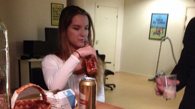 Här festar SDU-medlemmen Hanna Lindholm i Nordisk Ungdoms lokal. Foto: Privat