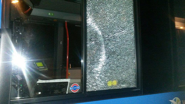 Det är fönsterrutor på sidan av bussen som träffades. Foto: Privat