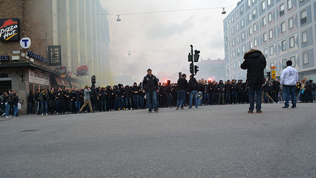 Det stod supportrar i bredd över hela vägen. Foto: Nyheter Idag