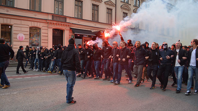 Bengaler och slagord ekade över Södermalm. Foto: Nyheter Idag