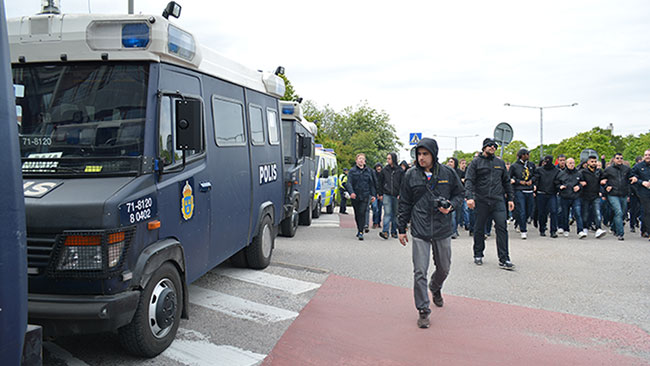 Polisen hade en stor insats för att hålla ordningen. Foto: Nyheter Idag