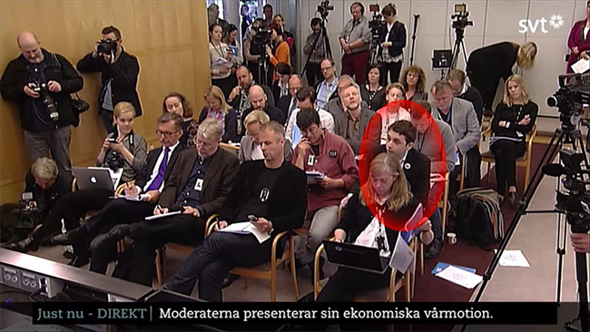 Alex Singer lajvar reporter på Moderaternas pressträff. Foto: Youtube