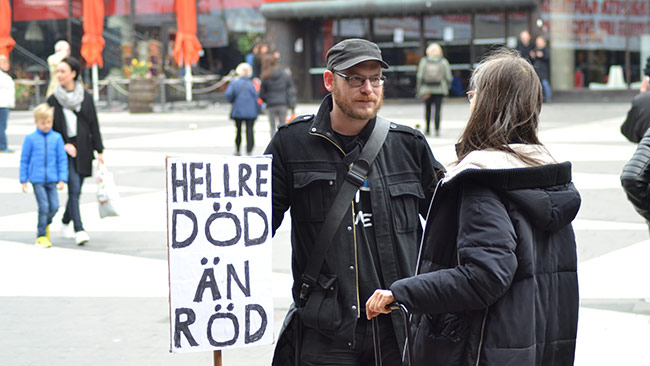 Här pratar Jakob om politik på första maj. Foto: Chang Frick / Nyheter Idag
