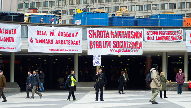 Här kämpar Jakob tappert på plattan i centrala Stockholm. Foto: Chang Frick / Nyheter Idag