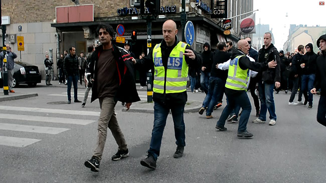 Polisen försökte hålla ordning. Foto: Nyheter Idag