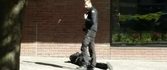 En av rånarna ligger ner på marken. Foto: Mari Boman