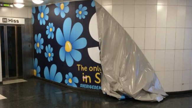 Här har vandalerna rivit ner SD-reklamen.