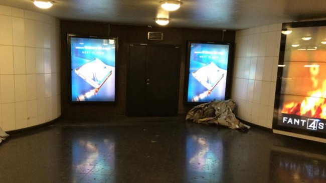 Här ligger resterna av SD-reklamen på golvet. Foto: Pavel Gamov