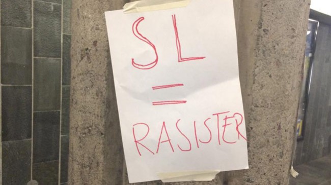 Vandalerna hade med sig egen reklam som de satte upp. Foto: Pavel Gamov