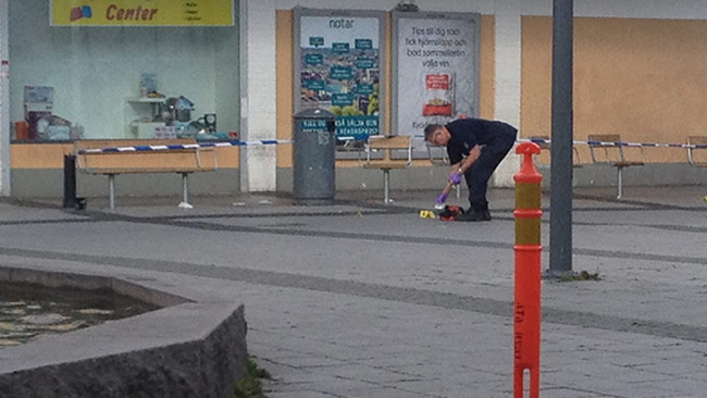 Tekniker undersöker Rinkeby torg. Foto: Nyheter Idag