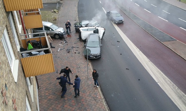 Polisman försöker gripa gärningsmannen.
Foto: Polisens förundersökningsprotokoll
