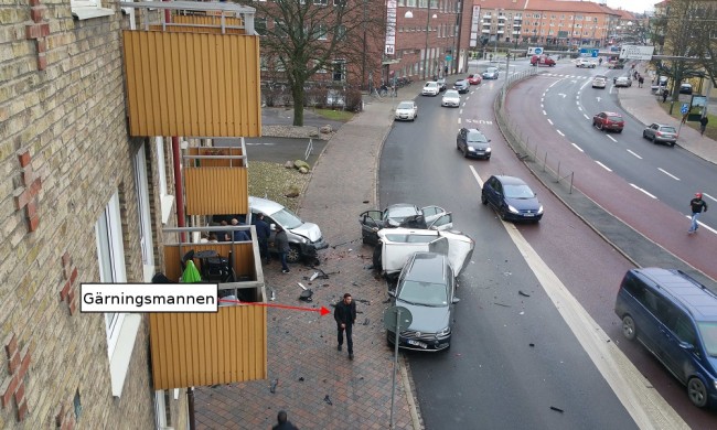 Polismannen släpper gärningsmannen för att istället rädda livet på påkörda kvinnor och barn. Gärningsmannen smiter.
Foto: Polisens förundersökningsprotokoll