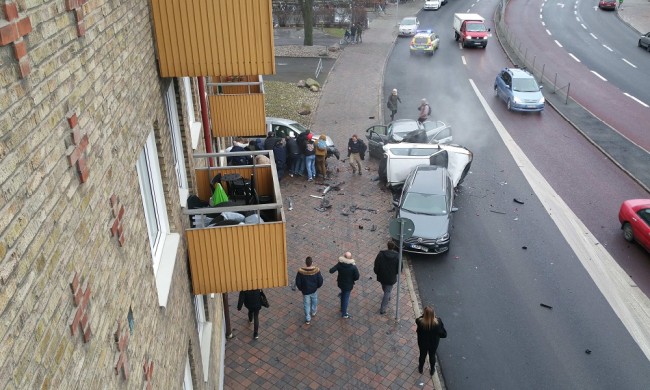 Förbipasserande skyndar till för att rädda livet på allvarligt skadad kvinna och hennes barn.
Foto: Polisens förundersökningsprotokoll