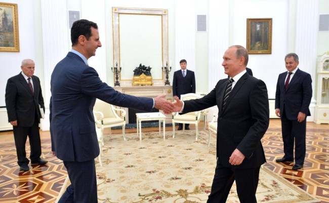 Bashar al-Assad hälsar på Vladimir Putin. Foto: Kreml