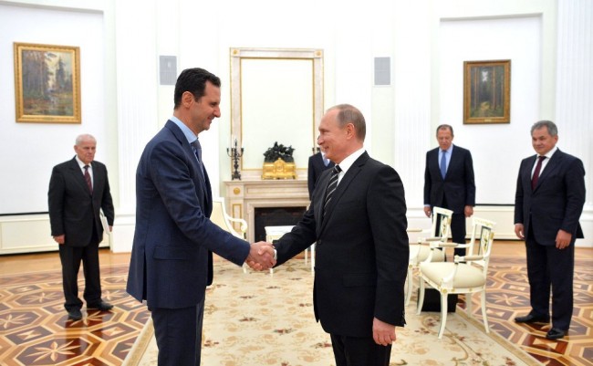 Bashar al-Assad hälsar på Vladimir Putin. Foto: Kreml