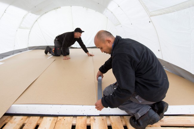 Golvläggning i tältlägret. Foto: MSB