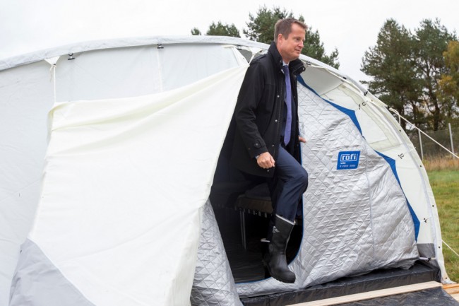 Inrikesminister Anders Ygeman inspekterar Sveriges nya tältläger. Foto: MSB