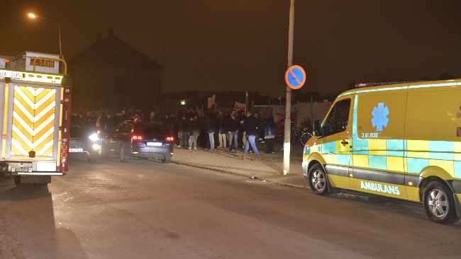 Polis, ambulans och räddningstjänst anlände under söndagskvällen till tiggarlägret i Malmö efter att ett knallskott kastats mot det. Foto: Topnews