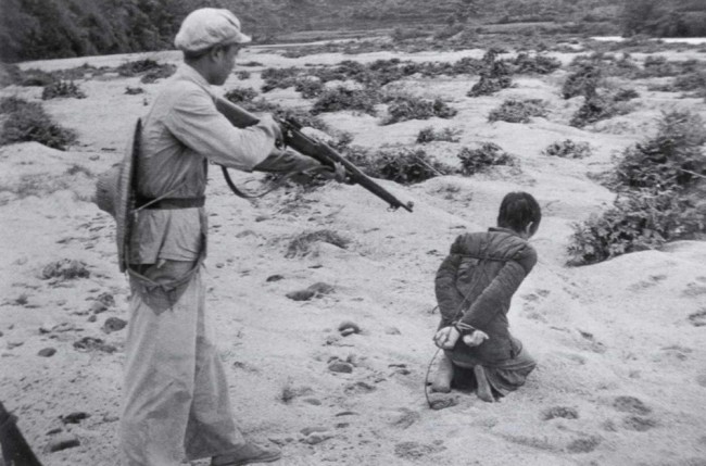 Bonden Huang Chin-Chi avrättas av en kommunistsoldat 1 juli 1952. Huang hade begått brottet "kapitalism", han ägde nämligen marken han odlade sina grödor på.