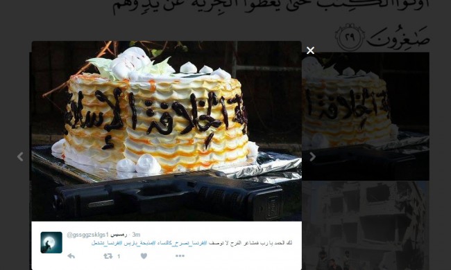 Några firar terrordåden med tårta. Bild: Skärmdump