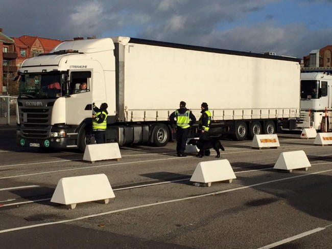 Polisen genomförde gränskontroller i Trelleborg igår. Foto: Per Klarberg