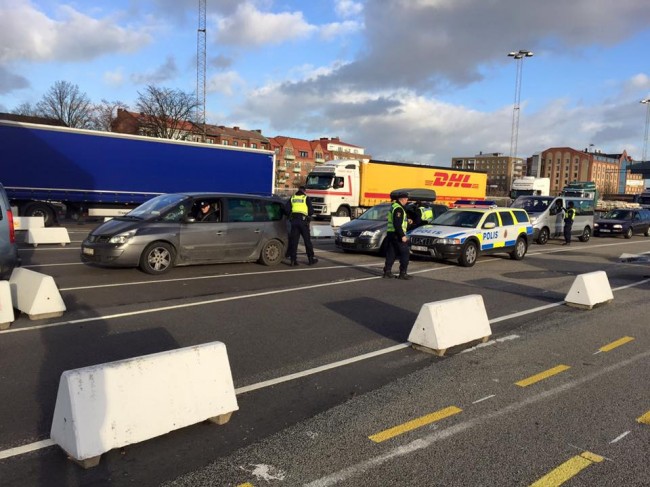 Polisen genomförde gränskontroller i Trelleborg igår. Foto: Per Klarberg