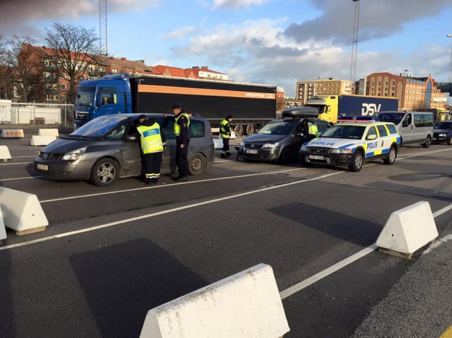 Polisen genomförde gränskontroller i Trelleborg igår. Foto: Per Klarberg
