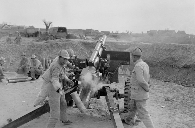 Kinesiska inbördeskriget 1927-1950 skördade 7,5 miljoner människoliv och ledde till att kommunisterna tog makten över fastlands-Kina medan nationalistregeringen flydde till Taiwan.