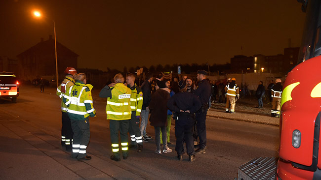 Polis, ambulans och räddningstjänst anlände under söndagskvällen till tiggarlägret i Malmö efter att ett knallskott kastats mot det. Foto: Topnews