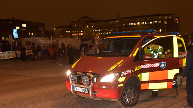 Polis, ambulans och räddningstjänst anlände under söndagskvällen till tiggarlägret i Malmö efter att ett knallskott kastats mot det. Foto: Topnews
