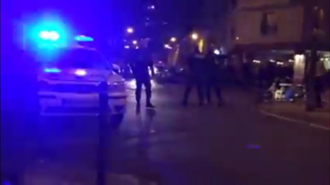 Polis på plats vid restaurang där flera människor ska ha skjutits ihjäl. Foto: Youtube