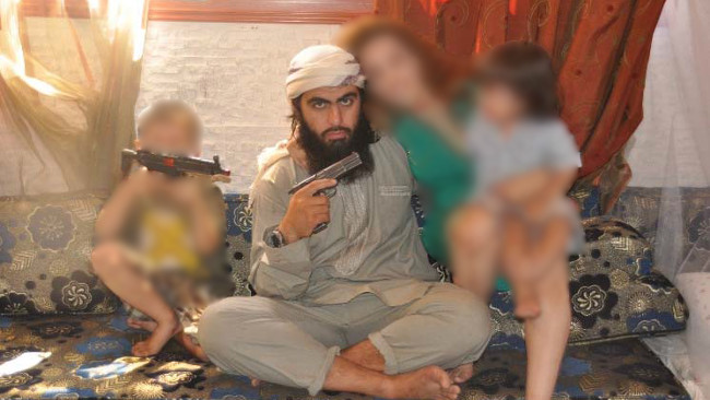 Hassan Mostafa Al-Mandlawi tillsammans med en kvinna och två barn. Foto: Polisen