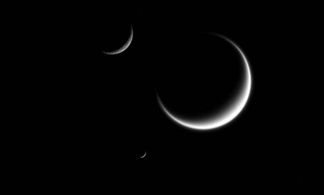 Tre nymånar ingen ovanlig syn i skyn vid Saturnus. Foto: Nasa