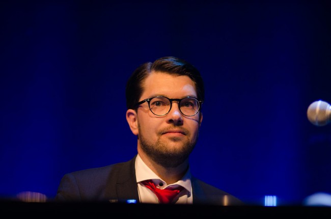 Jimmie Åkesson vid pianot. Foto: Nyheter Idag