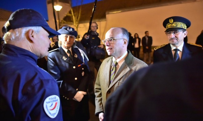 Frankrikes inrikesminister Bernard Cazeneuve inspekterar den franska polis- och brandkåren inför nyår, 31 december 2015. Foto: Franska inrikesdepartementet